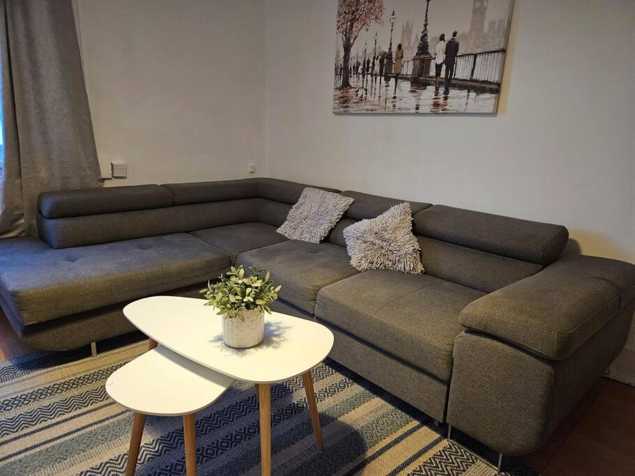 Stylish 2 Bed Apt - Harry Potter/ Leavesden Studios/Watford/Hemel Hempstead - Families/Professionals & Contractors Welcome - Serviced Accomodation Sarratt Exterior foto