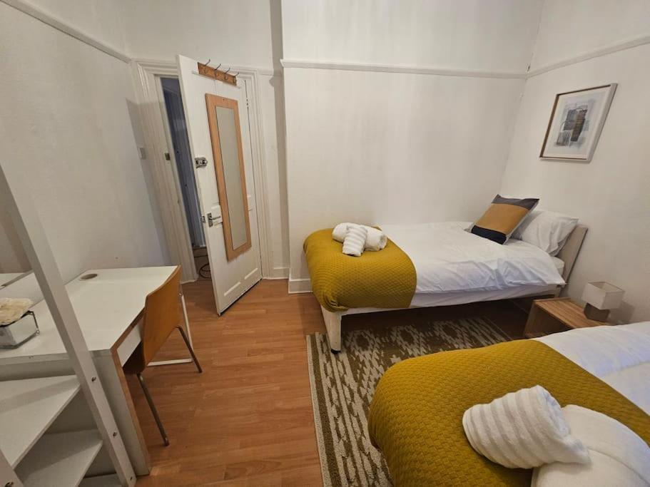 Stylish 2 Bed Apt - Harry Potter/ Leavesden Studios/Watford/Hemel Hempstead - Families/Professionals & Contractors Welcome - Serviced Accomodation Sarratt Exterior foto