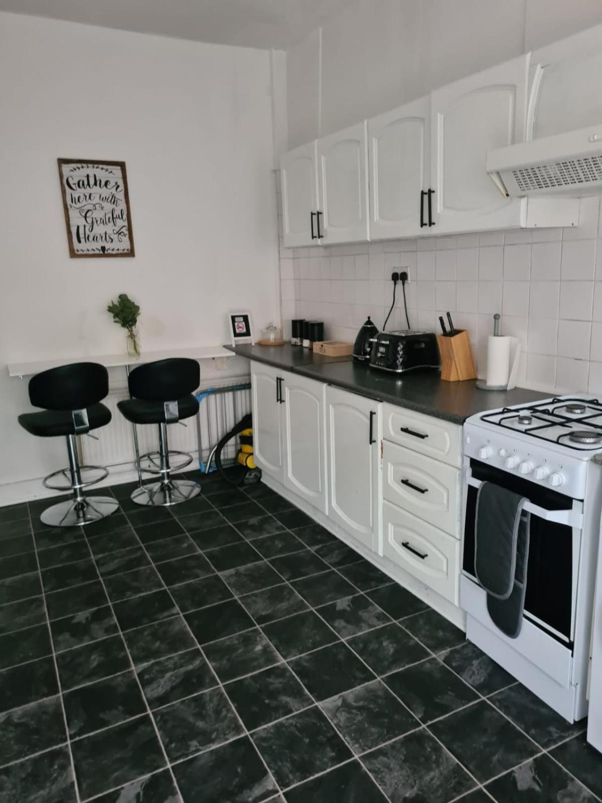 Stylish 2 Bed Apt - Harry Potter/ Leavesden Studios/Watford/Hemel Hempstead - Families/Professionals & Contractors Welcome - Serviced Accomodation Sarratt Exterior foto